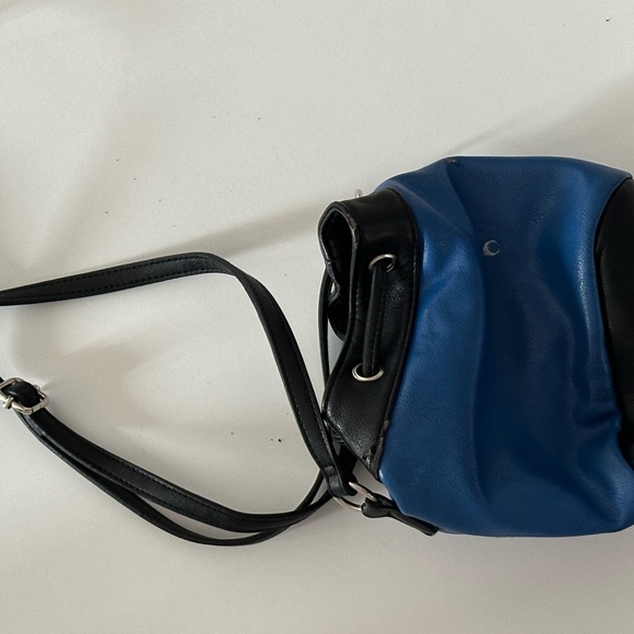 Blue bucket crossbody bag. - Picture 2 of 2